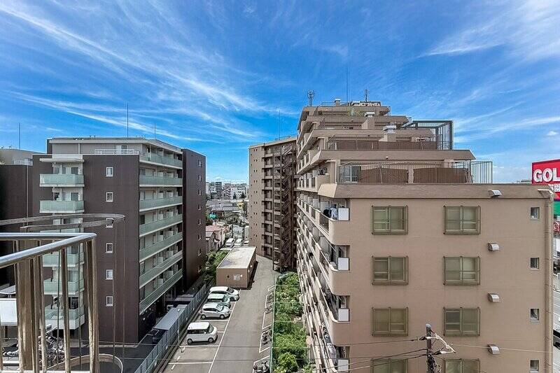 正面にマンションが見えますが、少し距離があるため、採光を遮ることはありません。