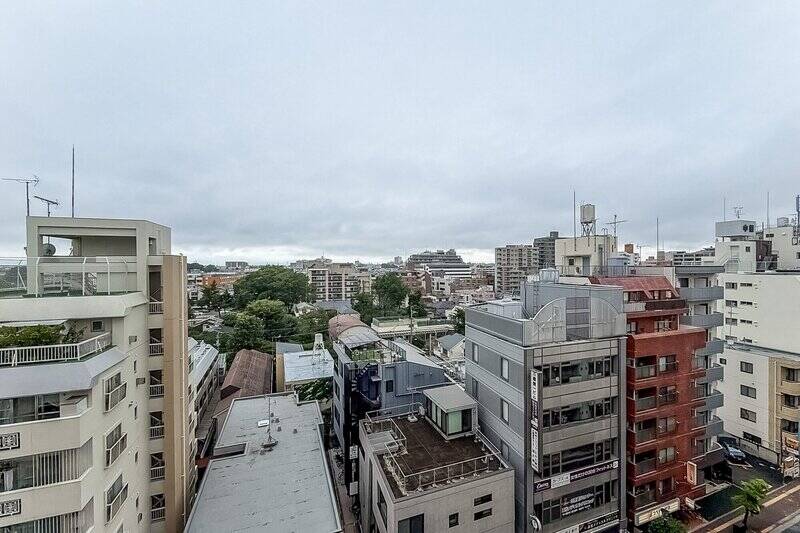 遠くまで空と街並みを見渡せる眺めです。