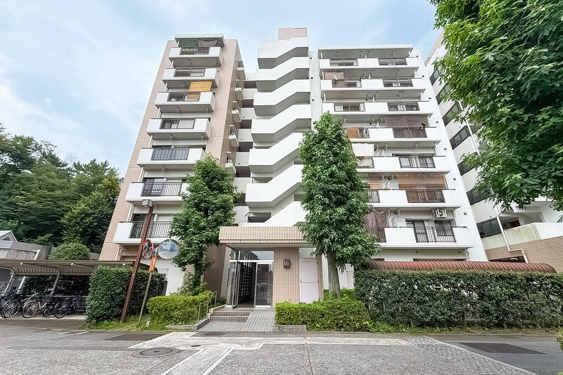 1988年竣工、全12棟・総戸数395戸のビッグコミュニティ。ご紹介する棟は66世帯が暮らし、緑豊かな「春の風公園」に面しています。
