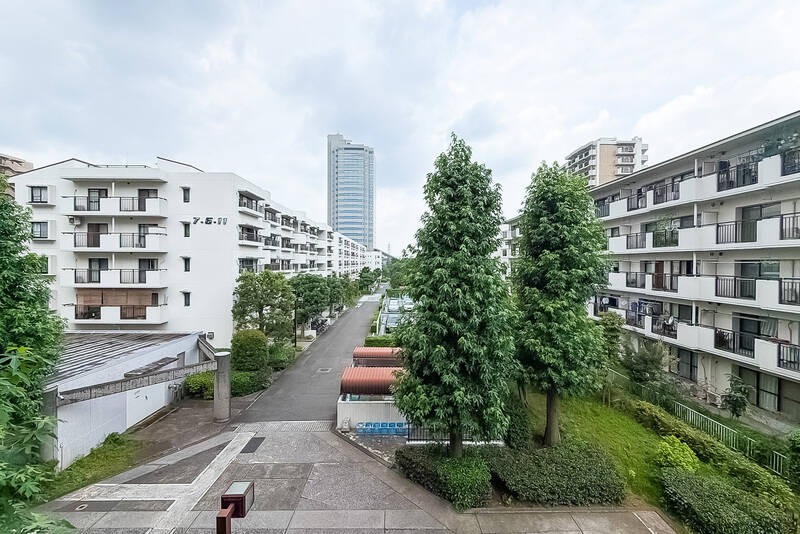 西側は同じマンションの住棟を望む眺め。多くの住棟は向かいに合わせに建つ配置のため、公園ビューを楽しめるのはこの棟ならではの魅力です。