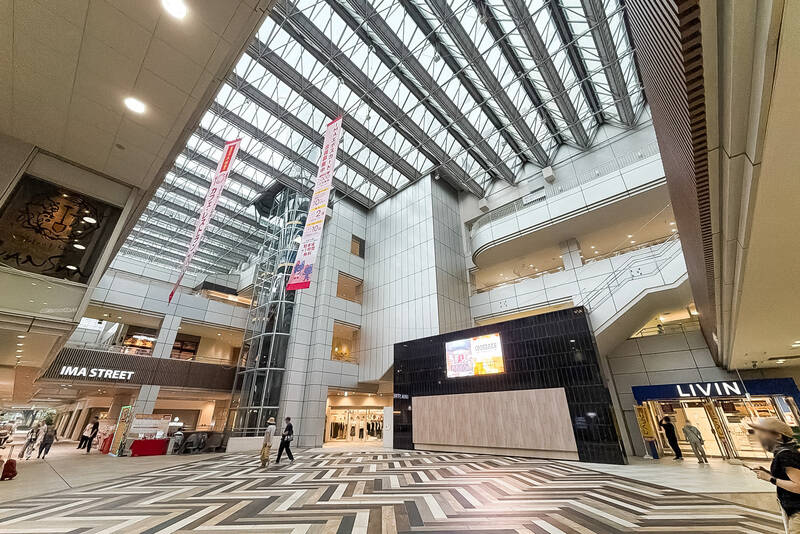 駅直結の大型商業施設「光が丘IMA」。スーパーやドラッグストア、飲食店など、普段使いのお店がひと通りそろうため、仕事帰りにも立ち寄りやすそうです。（徒歩9分）