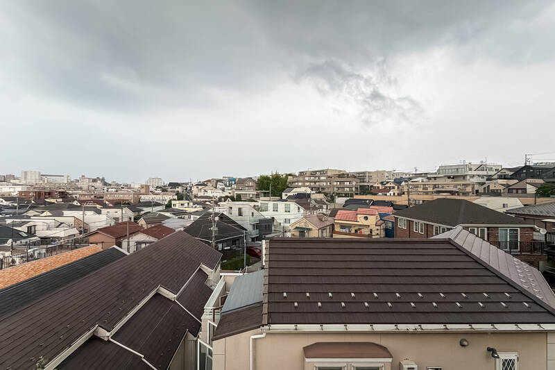 周辺には視界を遮る建物がなく、街並みや空を見渡せます。