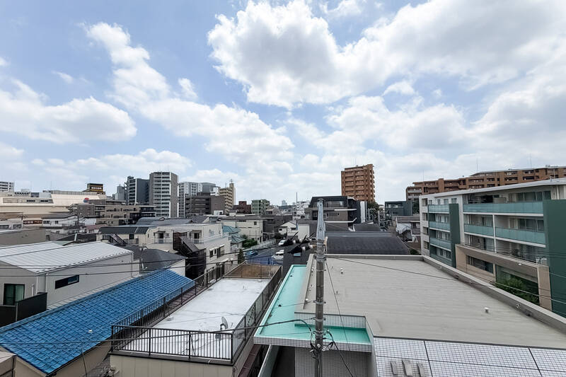 周辺に高い建物は建っていないため、視界が広く開けています。日当たりも良く、洗濯物も気持ちよく乾きそう♪