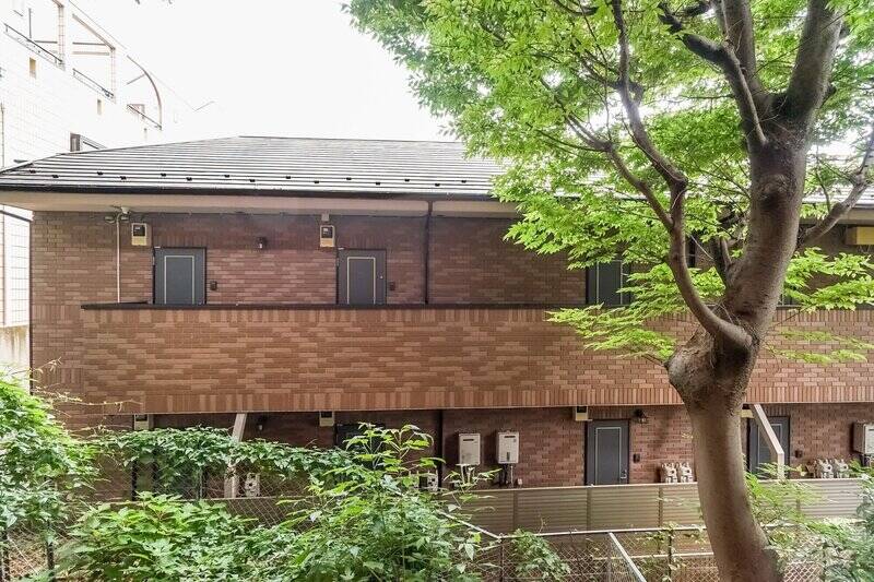 東向きのバルコニーに出ると、植栽を挟んだ正面には低層のマンションが建っています。共用廊下側なのでそこまで外からの視線に神経質になる必要はなさそうだと感じましたよ。