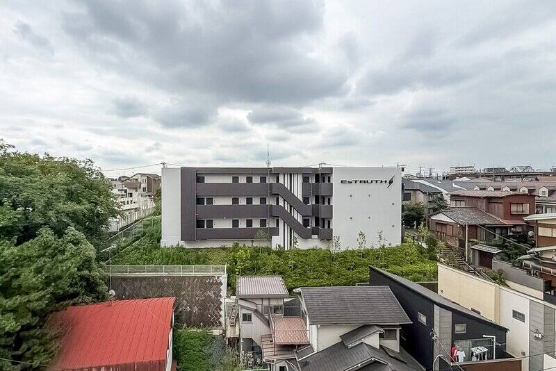 周辺は低層の住宅が多いため、空が広く開けています。
