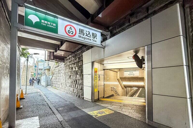 都営浅草線「馬込」駅までは<b>徒歩5分</b>。「環七通り」と「第二京浜通り」の大通りが交差しており、1本路地に入ると住宅街が広がっています。