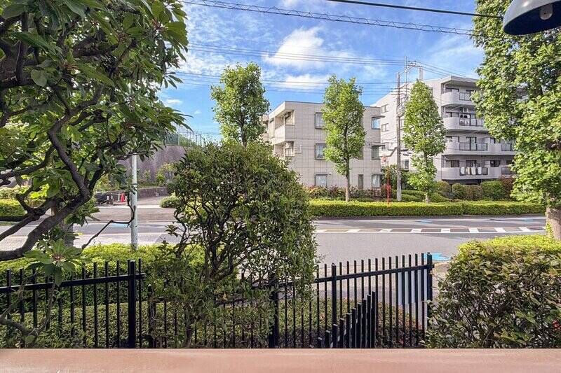 正面には、植栽を挟んで道路が見えます。車の走行音の聞こえ方は、現地でご確認ください。