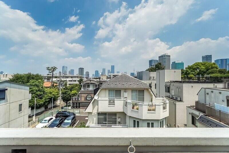 北東向きのバルコニーに出ると、お向かいの建物が遠くてうれしい驚きです◎ こちらの方が背が高いので、対向からの視線に気を使う必要もなさそう。そして視界正面の奥の方には、六本木の高層ビル群や東京タワーが見えています。夜景にちょっと期待カモ!