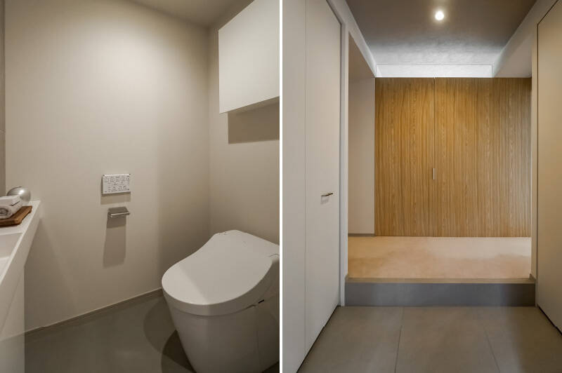 <b>左・</b>トイレは廊下の中ほどに独立しています。シンプルなデザインのプチ手洗い器付きです。/<b>右・</b>最後に玄関でパシャリ。写真ではちょっと分かりづらいですが、なんと両サイドに収納が備わっているんですよ!