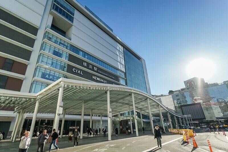 11路線も利用できるビッグターミナルの「横浜」駅。優れたアクセス性を備えているのはもちろん、仕事帰りのデパ地下での買い物や、週末のショッピングも駅前だけで完結できる、暮らしやすさに満ちた環境です。