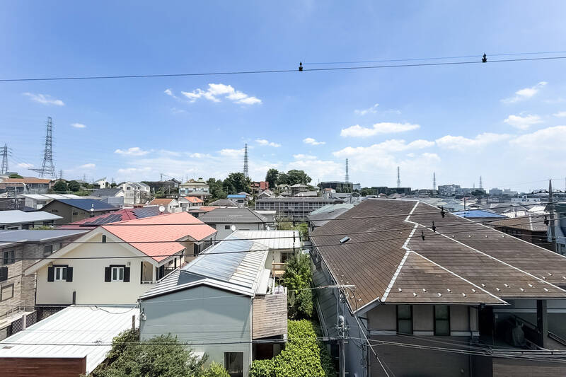 落ち着いた住宅街。周辺には戸建てや低層住宅が多く、視界が開けています。