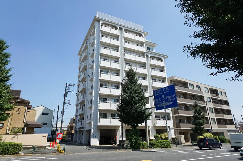 1970年竣工・総戸数44戸。目黒通りと自由通りが交わる交差点のほど近くに建っています。
