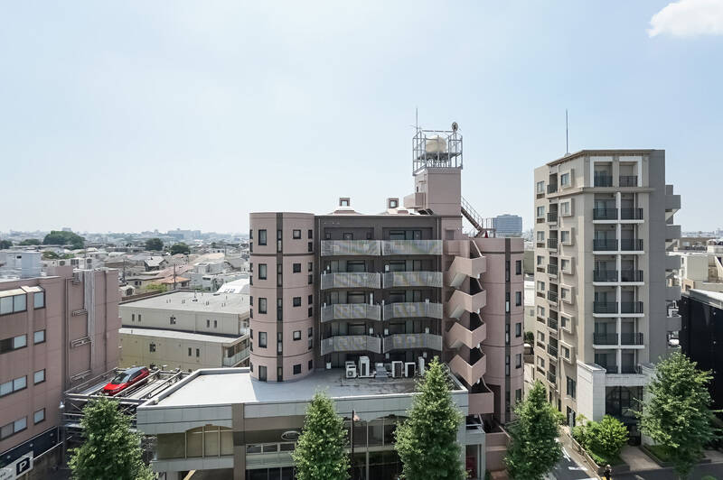 南東側の掃き出し窓からバルコニーへ。眼下には目黒通りが広がります。向かいには建物がありますが、大通りを挟んでいるため、向かい合うような圧迫感はありません。
