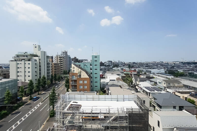 こちら側には建設中の建物が見えます。タイミングによっては工事音などが聞こえる可能性があるので、ご留意ください。