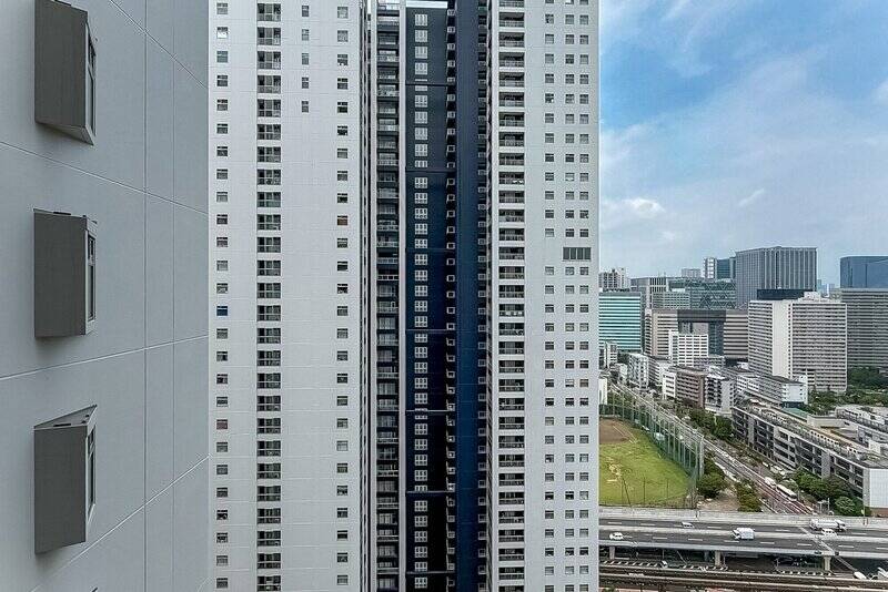 正面には別棟が建っていますが、北西側を向くと眺望が抜けているところもあります。