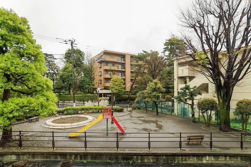 目の前には「世田谷区立 大山道児童遊園」。戸建てやマンションが集まる閑静な住宅地のなか、目の前がひらけているのはとても贅沢です。（2023年3月撮影）