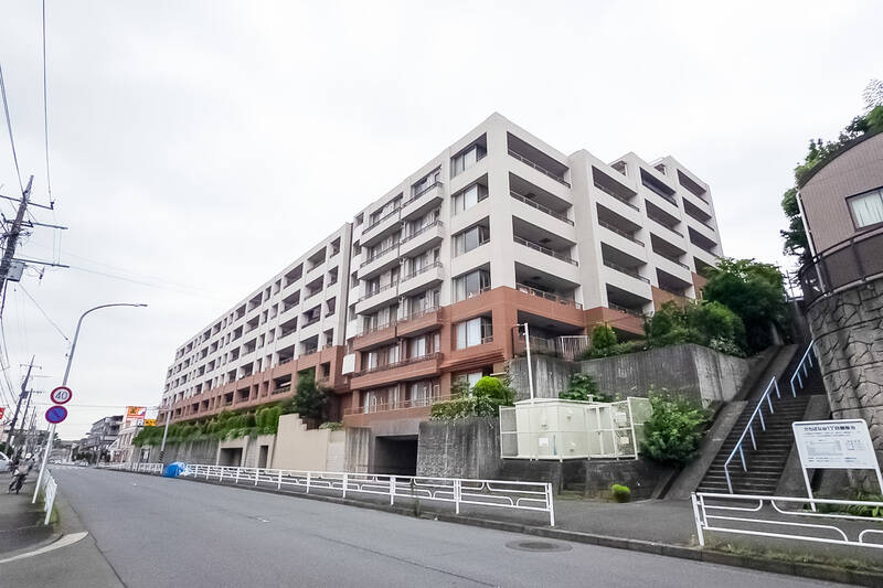 総戸数116戸、斜面を活かして建てられた地下1階・地上9階建てのマンションです。