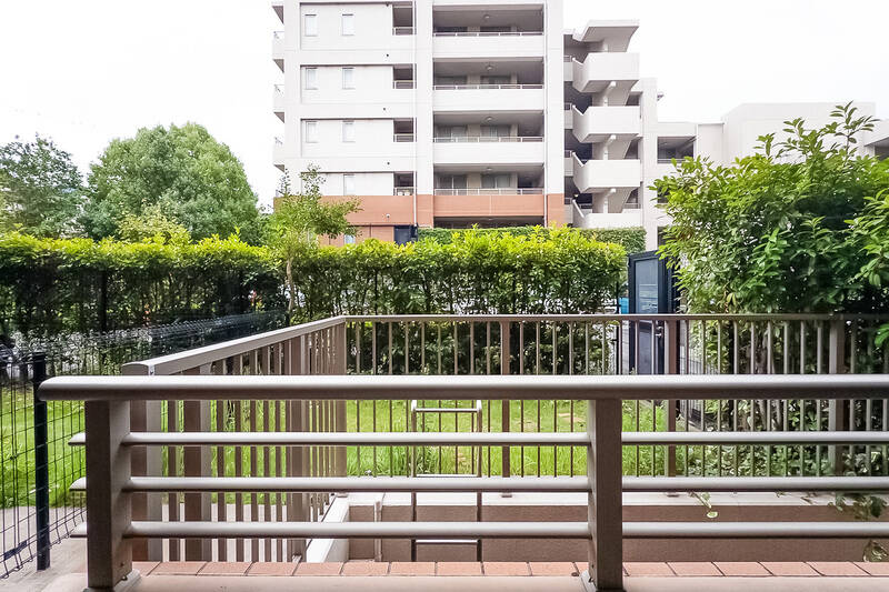 『4階なのに庭？』と驚くかもしれませんが、これは傾斜地に建つマンションならでは。1階のような感覚で使える専用庭が備わっています。（月額470円）