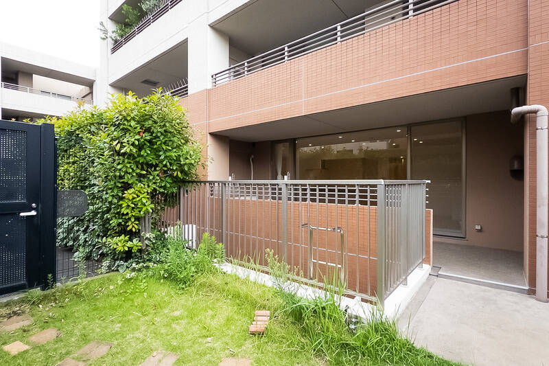 庭から住戸を見たカット。格子の下に続く空間が気になりますよね。でもまずは、左手の黒い扉へ向かいましょう。