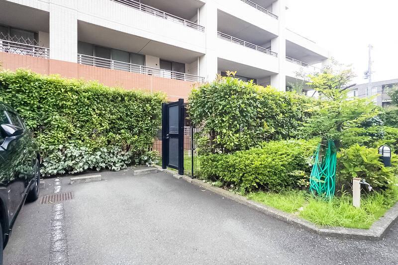 <b>専用使用権付きの駐車場</b>があるとは聞いていましたが、まさか住戸に隣接しているとは……！ お子さまとのお出かけや、買い物帰りの荷物の積み下ろしもスムーズに。