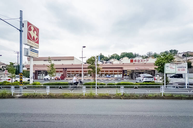 「東急ストア たちばな台店」は徒歩3分。そのほか「マクドナルド」「ガスト」「くら寿司」など、あるとうれしいチェーン店も徒歩5分圏内に揃います。