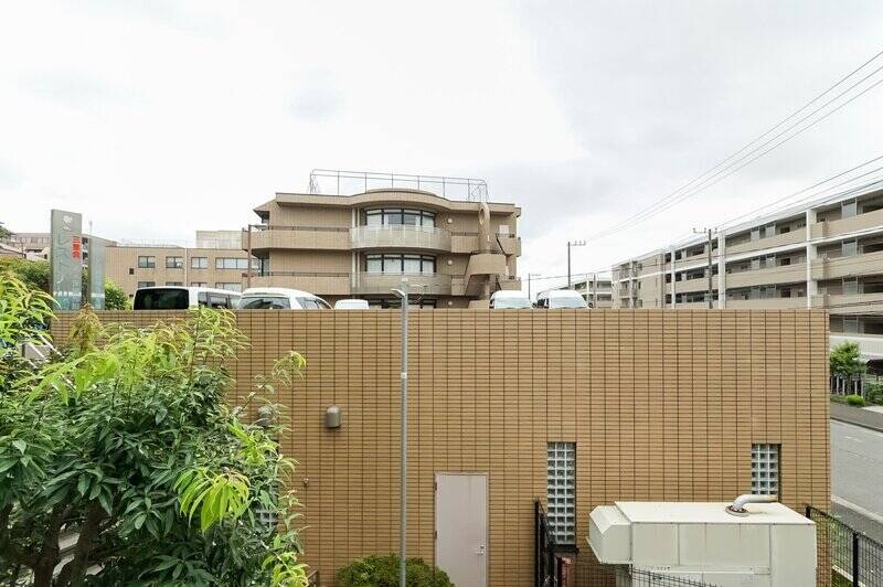 南東向きの眺望。お隣に建つ介護支援センターの駐車場が正面にあります。少し視線が気になる場面もありそうなので、普段はレースカーテンなどで目隠ししておくとよさそう。