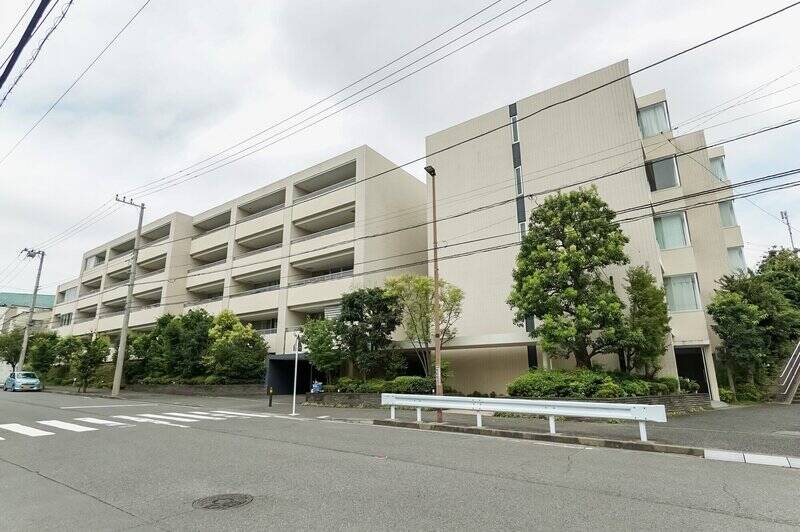 2007年築、総戸数53戸、積水ハウス分譲「グランドメゾンシリーズ」のマンション。外観、マンションを取り囲むようにある植栽共に、きれいに整備されています。