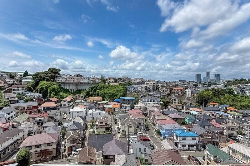 マンションは高台に立地し、住戸は10階に所在。視界を遮るものがなく、遠くまでスパーンと抜けています。