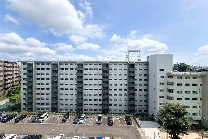 目の前には同じマンションの別棟と駐車場があります。距離が空いているので、室内に光がしっかり入りますよ。視線も気にならなさそうなので、暑い日は窓を開けて、気持ちのいい風を室内に取り込みたいですね！