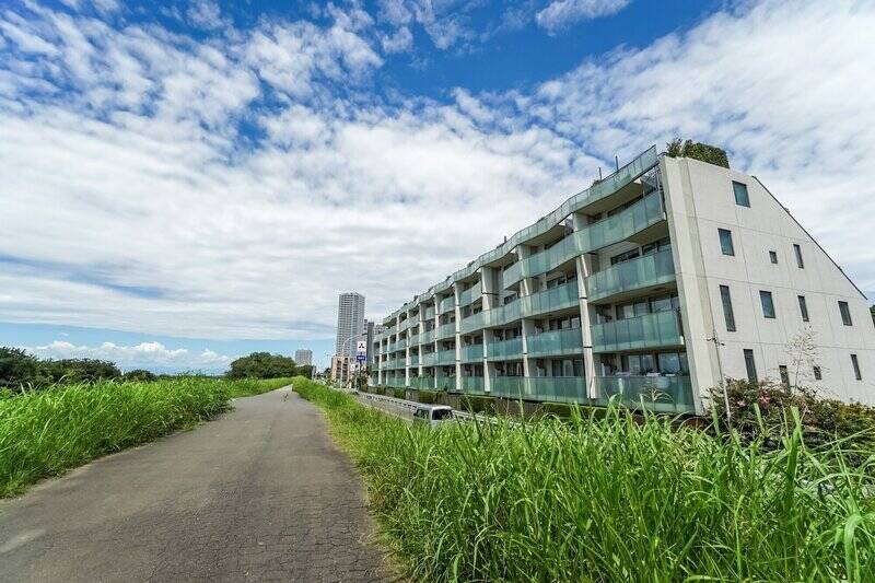 物件は、こちらのリバーサイドマンションの最上階に位置している角住戸です。大きく開けた空と、川辺に吹く風が心地いい環境。伸び伸びとしたファミリーライフを送れそうな予感でいっぱいです!