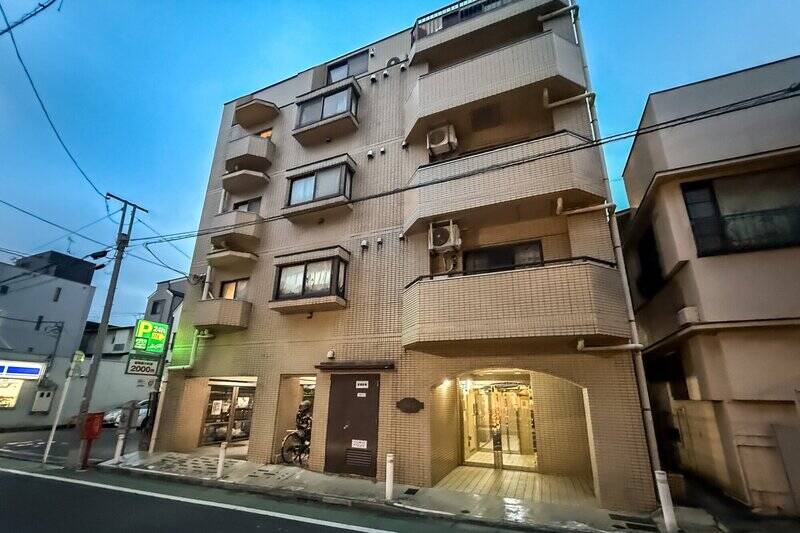 <p>マンションは1990年築、<b>新耐震基準に適合</b>。共用部はこまめにメンテナンスが行われています。なお、2011年には300万円の借り入れを実施済み。その後は修繕積立金の見直しを行い、適切に管理していこうという姿勢が見受けられます。</p>