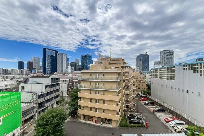 正面には建物があるものの、その先には新宿副都心のビル群を望む景色。7階ならではの空の広がりも楽しめます。