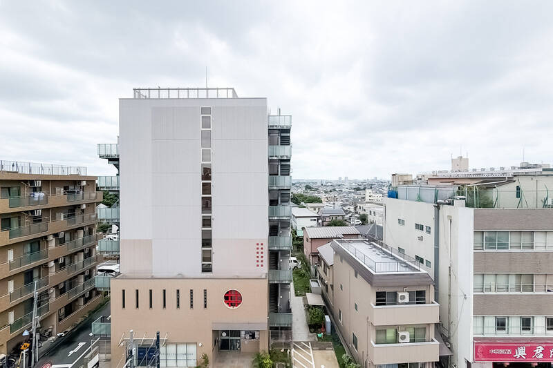洋室Aからアクセスするバルコニー。正面の建物とは距離が取れており、圧迫感はありません。