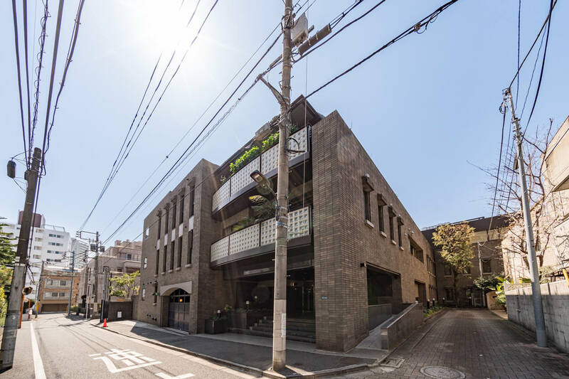 大手ゼネコン清水建設が施工を手掛けた1990年築、地下1階付き地上3階建て、全14戸の低層レジデンス。2020年に前回の大規模修繕工事を終えており、2025年には長期修繕計画が見直されています。管理組合に届出が必要ですが、抱きかかえられるサイズの<b>犬・猫の飼育が可能</b>です。