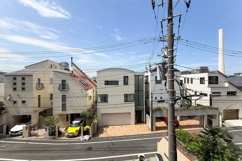目の前に電線がありますが、空は広く開けていますね! 眼下の通りは交通量が少なく、穏やかな雰囲気ですよ。