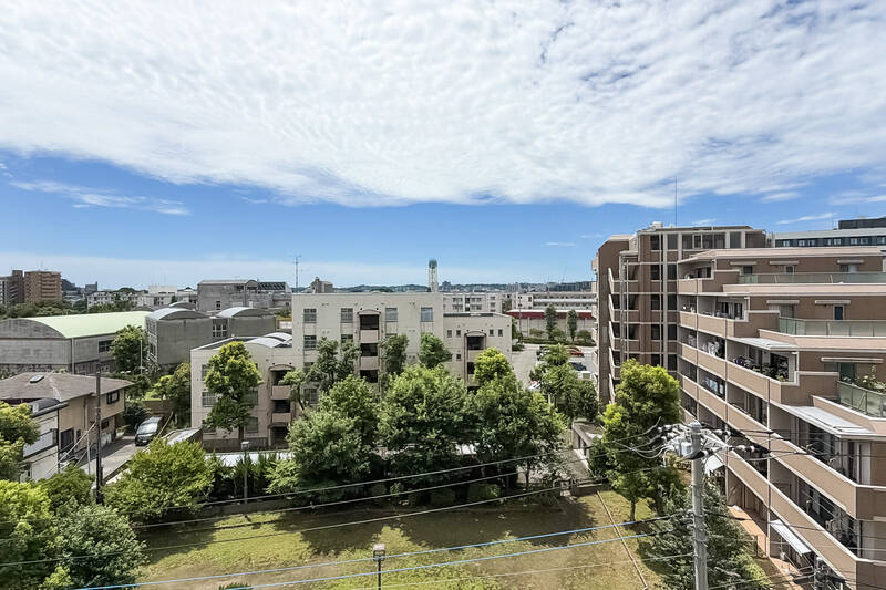 外に出てみると、目の前には空が大きく広がる開放的な景色が。建物はありますが、視線はそれほど気にならなさそうです。