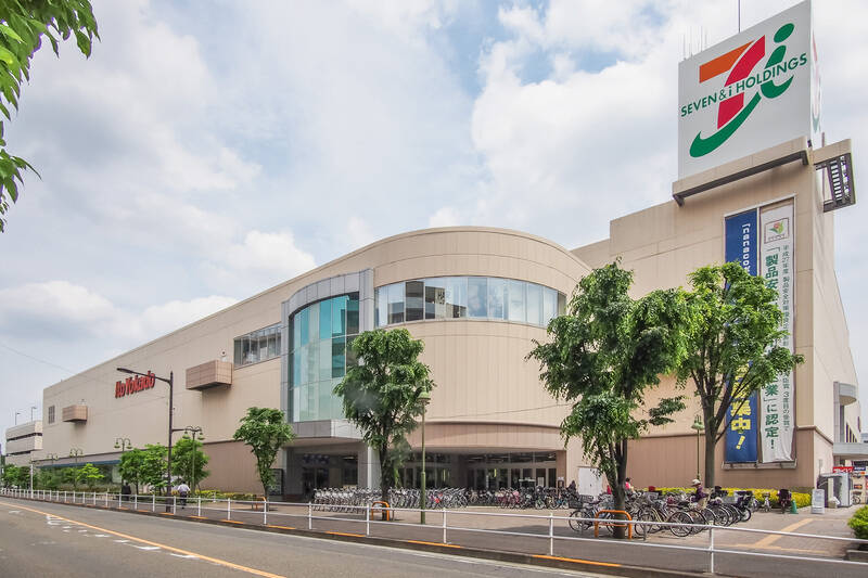 「イトーヨーカドー 国領店」へは徒歩9分、自転車なら約2分で到着。「マクドナルド」や「サイゼリヤ」などの飲食店をはじめ、100円ショップや書店まで、幅広いお店が揃っています。
