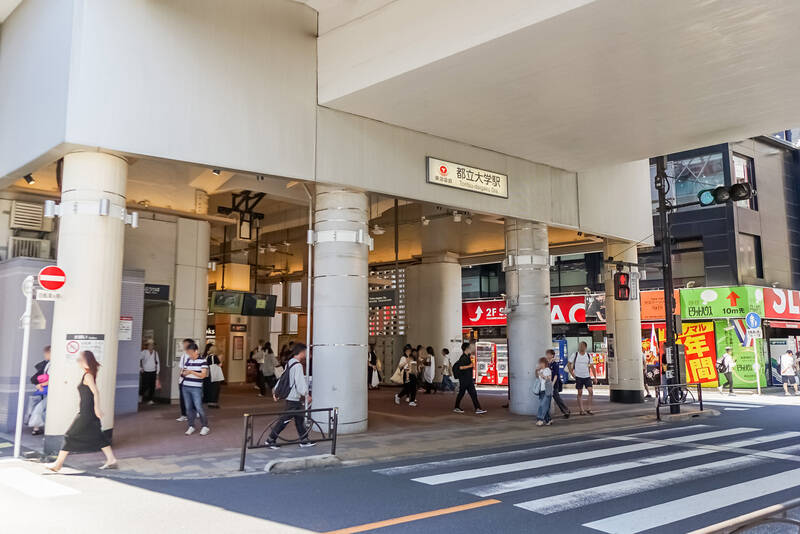 最寄りは東急東横線「都立大学」駅。駅のすぐそばには緑道が伸び、春には満開の桜が街を彩ります。マンションまでは徒歩5分。駅近の立地で、軽やかな毎日を送れそうです。
