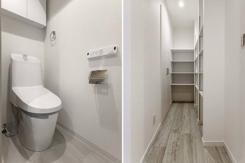 <b>左・</b>トイレは白を基調としたシンプルな設え。／<b>右・</b>玄関のすぐ手前には、可動棚付きの納戸が！ ストック類や季節家電の収納に重宝しそうです。