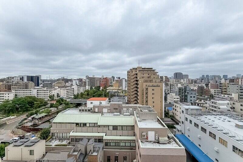 高い建物は少なく、遠くまで視線が抜けていきます。