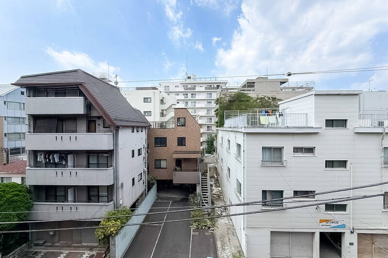 住宅街を望む和やかなビュー。西向きですが目の前に背の高い建物がないため、お洗濯物がよく乾きそうです。