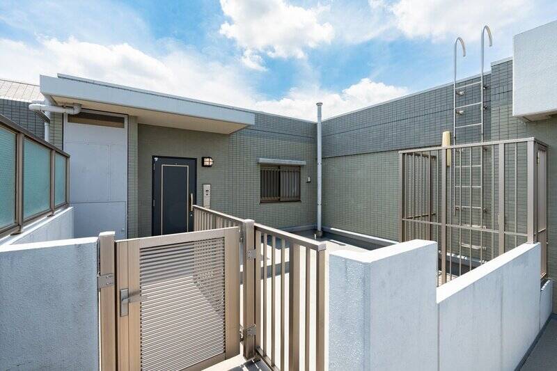 ご紹介する住戸の玄関前からスタート。なんと約25㎡もの専用ポーチが付いてくるのです。