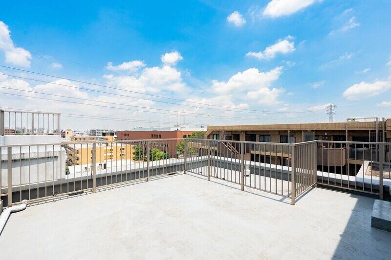 こちらの所在は8階。周辺の建物も同じくらいの高さがありますが、さほど視線を感じずくつろげそうです。