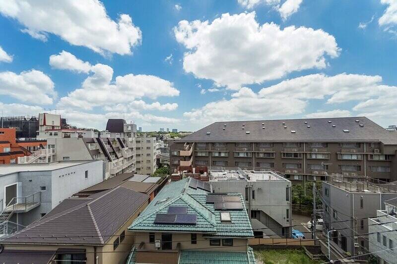 こちらはマンションの最上階である6階に位置している住戸です。お向かいからの視線が気になることもなく、伸び伸びと空を眺められそう。