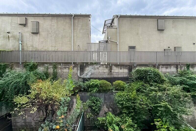 建物は密集していないので、室内にほどよく陽が入ってきます。向かいの建物の窓はこちら側を向いておらず、視線を気にする必要はなさそうです。