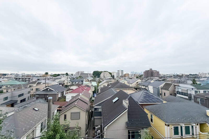 周辺は低層の建物が中心で、遠くまで視界が抜けます。東向きなので、朝日も気持ちよく迎えられそうですね。