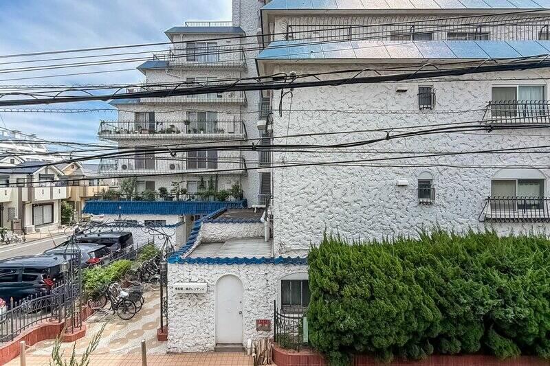 正面には、近くに建つ “秀和レジデンスシリーズ” のマンションが見えます。