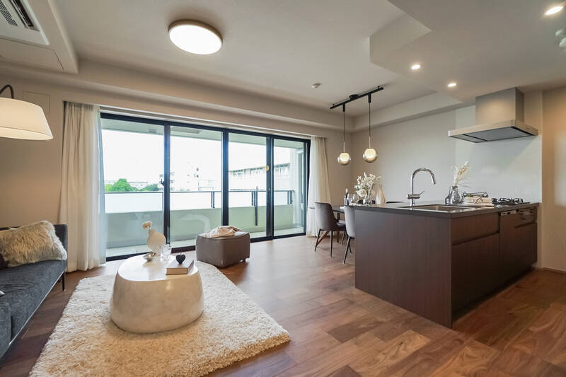 横長のLDKいっぱいに自然光が満ちて明るいですね！ 家族が集まるLDKは約17.1帖の広さ。足元には床暖房を完備しています。