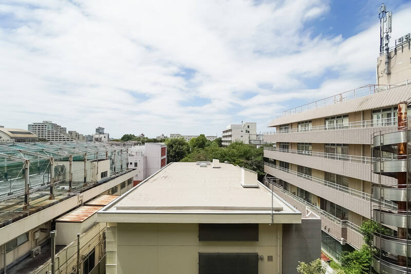 こちらはマンションの6階（登記簿上は5階）に所在している住戸です。お向かいの建物より背が高いため視界を遮られることもなく、大きな空を眺めることができます。