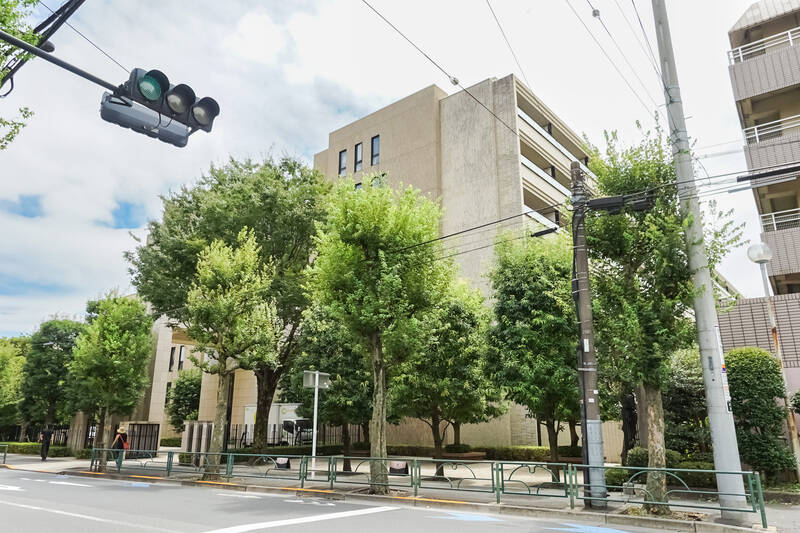 マンションは淡島通り沿いに建っており、「ドーン」という擬音が似合うドッシリとしたお顔立ちの建物です。重厚感あるエントランスをくぐると、中庭に面したホテルのように広いロビーが……残念ながら共用部は写真撮影NGだったため、この素敵さは現地でお確かめください！